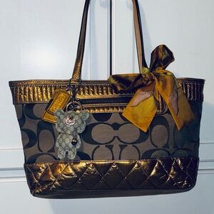 EUC COACH POPPY QUILTED GOLD METALLIC & SIGNATURE “C” MONOGRAM PATTERN